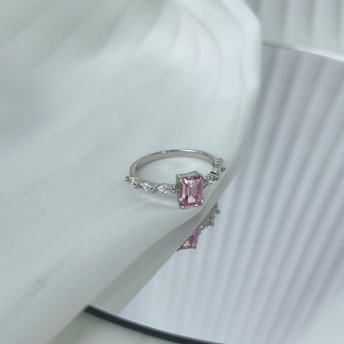 [Bloom]1.0 Carat Dainty Resplendent Radiant Cut Daily Ring