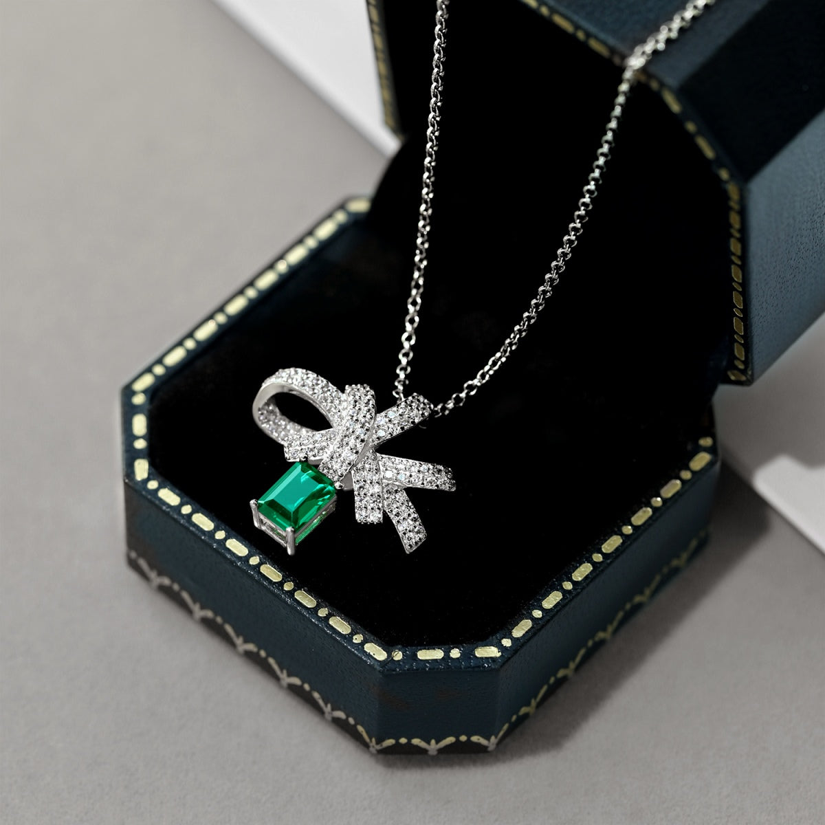 [Bloom]Luxurious Flower Shape Emerald Cut Necklace