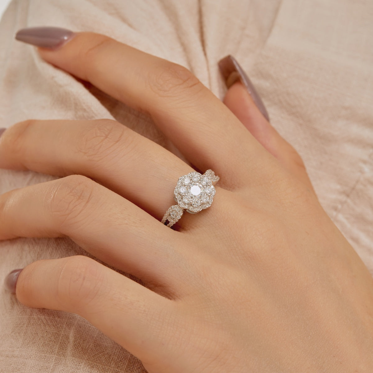 [Bloom]Delicate Colorful Round Cut Flower Shape Wedding Ring