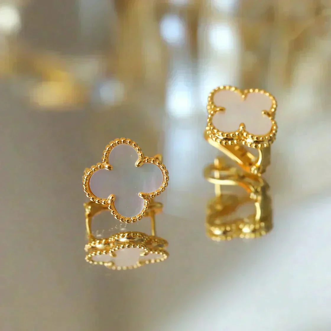 [Bloom]CLOVER MEDIUM 1 MOTIFS  WHITE MOP STUD EARRINGS