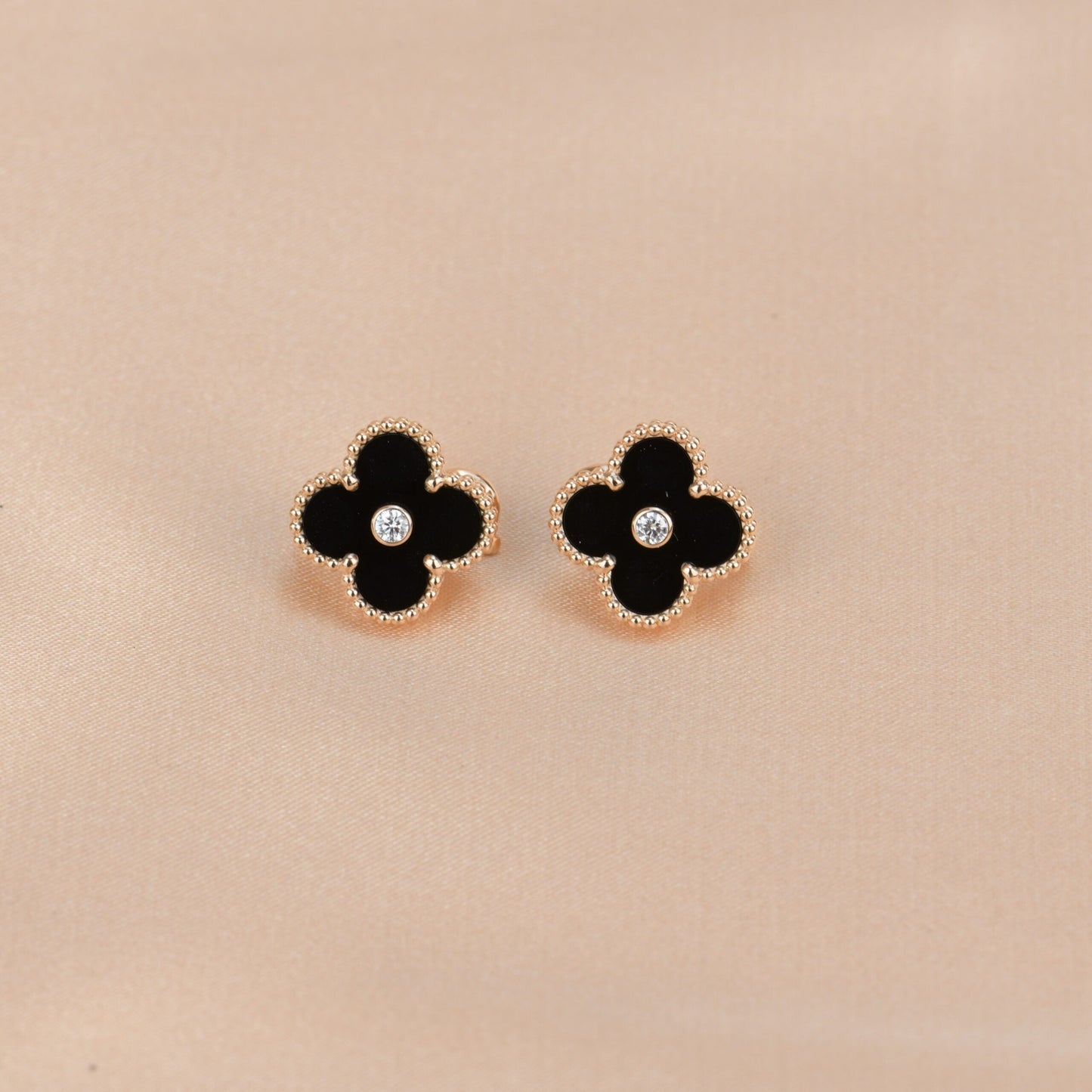 [Bloom]CLOVER MEDIUM 1 MOTIFS ONYX DIAMOND EARRINGS