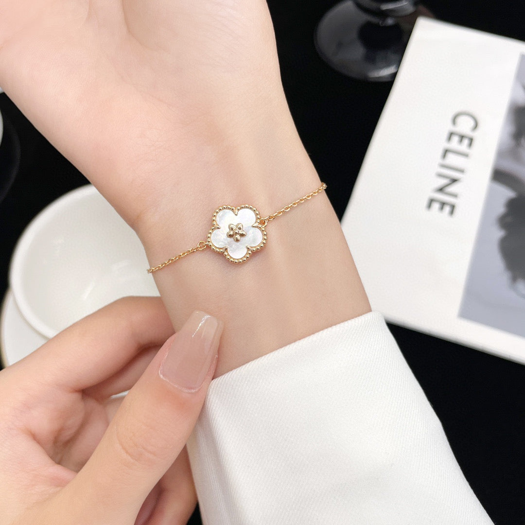 [Bloom]LUCKY WHITE MOP PLUM BLOSSOM  BRACELET